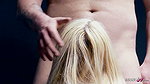 Jean Pallet Blondes Madchen Charlyse Angel unterwirft sich dem Fick mit verbundenen Augen