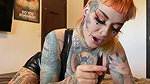 Micky Bottenberg Schwarzes Ladexkleid l sst seinen Schwanz spritzen