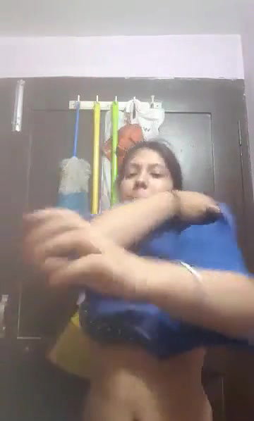 Sexy Desi girl Shows her Boobs and Pussy