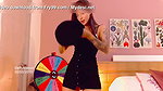 Thousands of people connect to see this skinny Colombian who broadcasts live almost daily