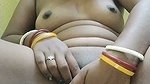 18 sal ki ladki chut mein ungli dali