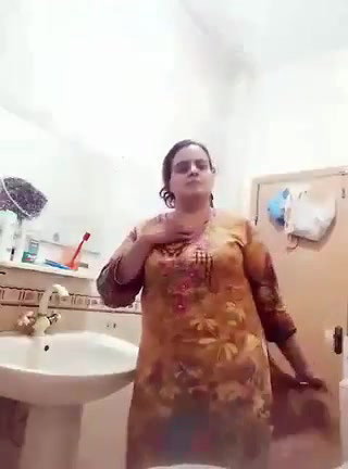 Fat lady showing boobs and pussy