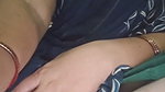 Desi bhabhi ne kursi pe beth ke apni chooth ke maje liye
