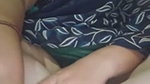 Desi bhabhi ne kursi pe beth ke apni chooth ke maje liye