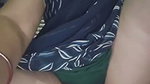 Desi bhabhi ne kursi pe beth ke apni chooth ke maje liye