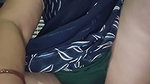 Desi bhabhi ne kursi pe beth ke apni chooth ke maje liye