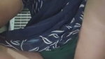 Desi bhabhi ne kursi pe beth ke apni chooth ke maje liye