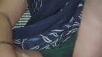Desi bhabhi ne kursi pe beth ke apni chooth ke maje liye