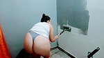 My stepsister’s bitch paints the room almost naked, what a great ass she has and her breasts look delicious