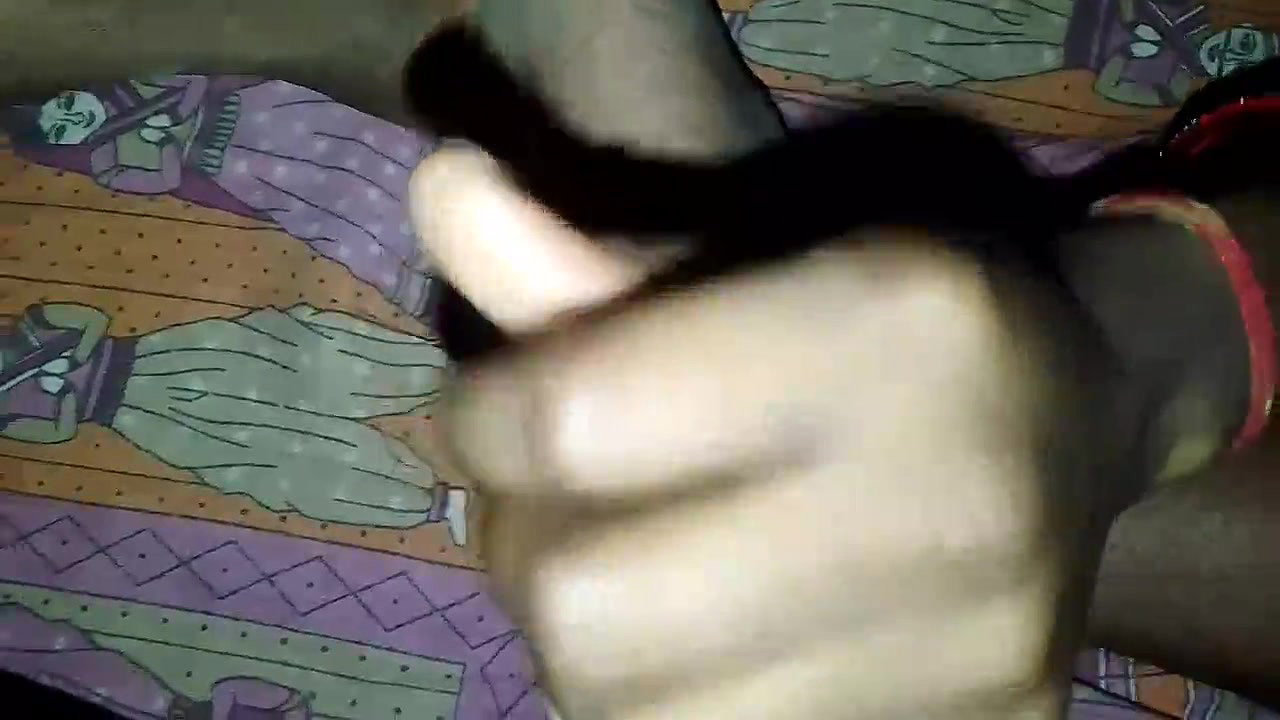 Desi hot bhabhi Boobs pressing in Hotel