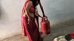 Pados Wali Bhabhi Ko Gas Cylinder Lagane Ke Bahane Ghar Me Ghodi Banaa K Choda Aur Sadka Muh Pe Nikaal Diya