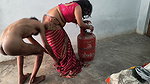 Pados Wali Bhabhi Ko Gas Cylinder Lagane Ke Bahane Ghar Me Ghodi Banaa K Choda Aur Sadka Muh Pe Nikaal Diya
