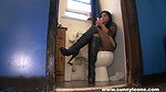 SunnyLeone_sunny_dirty_bathroom