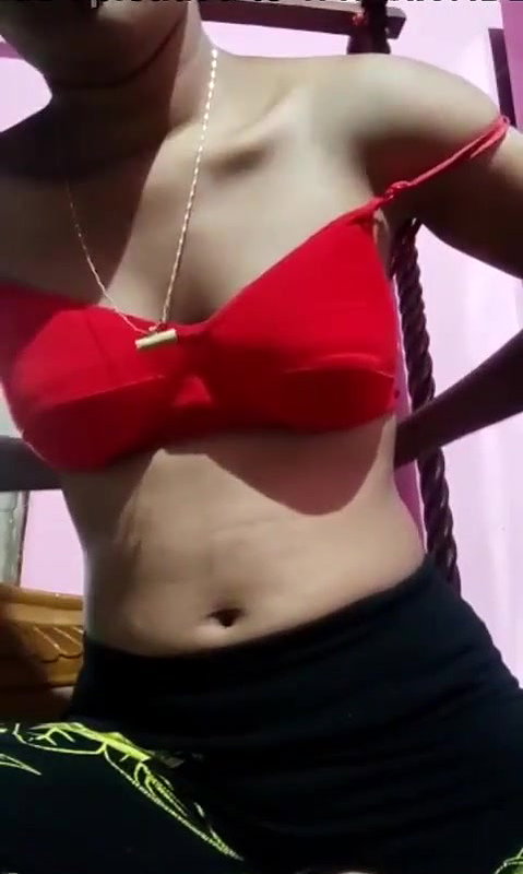 Desi Girl Shows Her Boobs