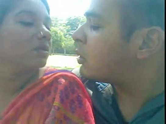 indian love birds in park