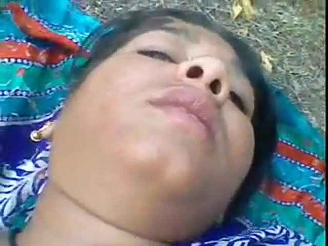 mature bhabhi in sky blue sari mms sex in open fields