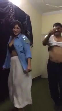 pakistani police man dacing with raand