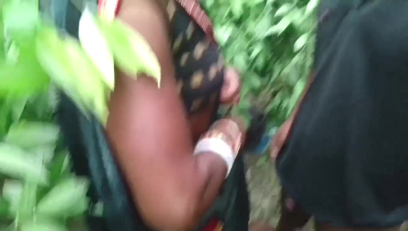 Khet ghumne gai makan malkin ko majdur ke Bete ne pela(jungal me Mangal karte huye aunty uncal ke sath) Indian desi bhabhi hindi