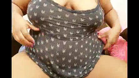 Hyderabadi sexy aunty showing boobs