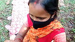 jungle mein Akeli thi aunty Apni ke Mota land dekhkar chut machalne Laga phir aunty apna khul kar gand dikha diya jungle me
