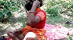 jungle mein Akeli thi aunty Apni ke Mota land dekhkar chut machalne Laga phir aunty apna khul kar gand dikha diya jungle me