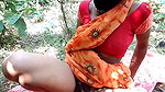 jungle mein Akeli thi aunty Apni ke Mota land dekhkar chut machalne Laga phir aunty apna khul kar gand dikha diya jungle me