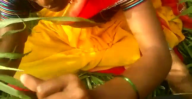 tamil nadu bhabhi outdoor boob show