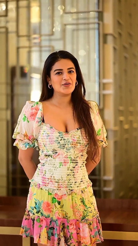 Niddhi Agarwal awesome deep cleaavge show
