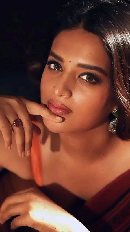 Niddhi Agarwal saree blouse cleavage