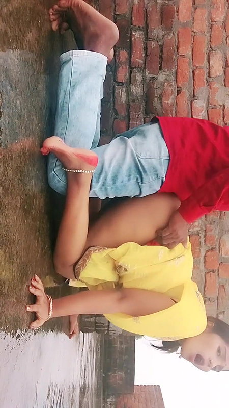 Mummy, I don’t want to take a bath right now, the water is very cold, sit quietly and take a bath here.
