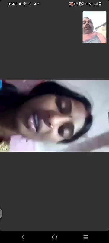 Beautiful bhabhi showing to lover
