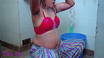 Desi Mms-indyjska macocha Kąpiel- Pasierb potajemnie strzela nagie kąpiel wideo jego macochy.