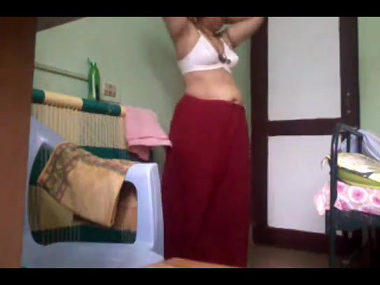 bhabhi oiling her sexy legs