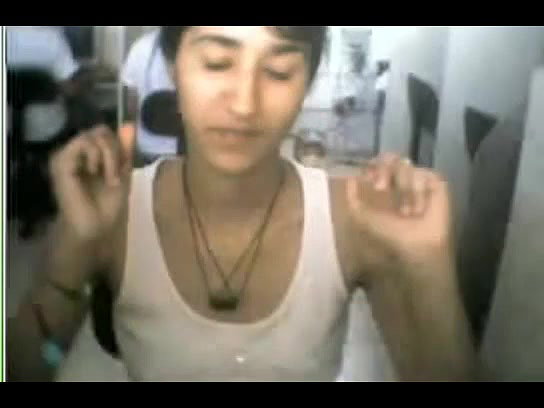 sexy delhi girl incyber cafe exposing boobs