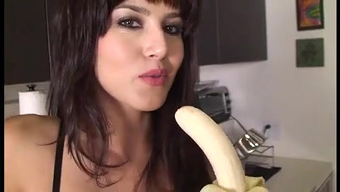 sunny leone teaching blowjob