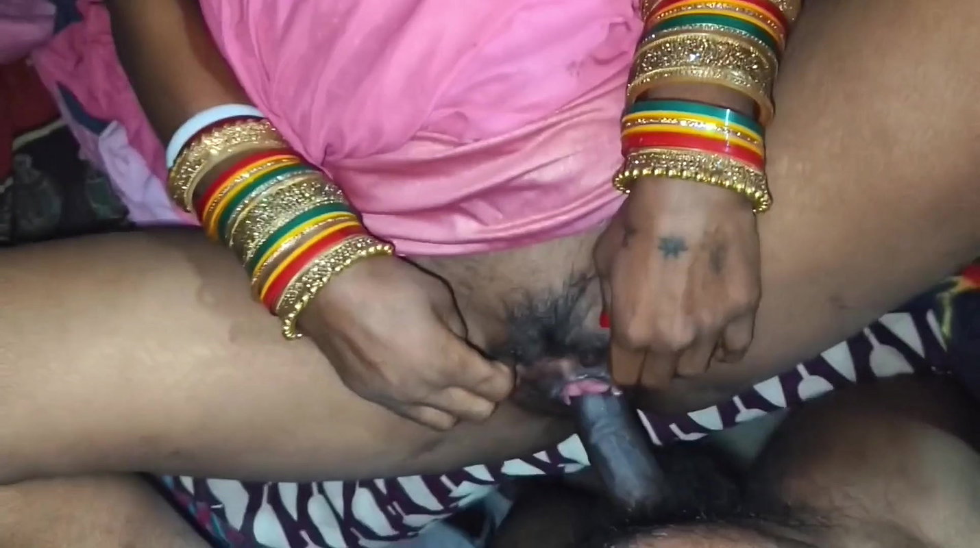 Indian bride apne husband se pehla baar sari me suhaagrat mana ke lund ka pani chut me dali.desi village housewife’s viral Hindi sex video