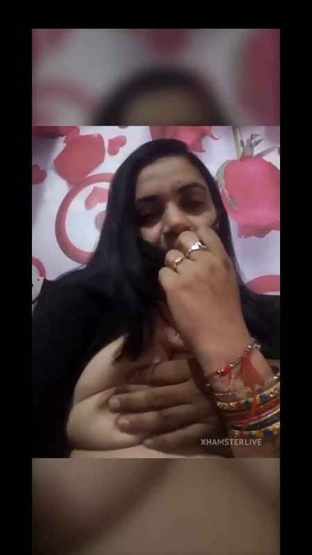 Kavita  Reaction channel  show boobs