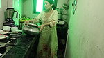 Desi naukrani ko Malik ne kitchen me land chusbaya