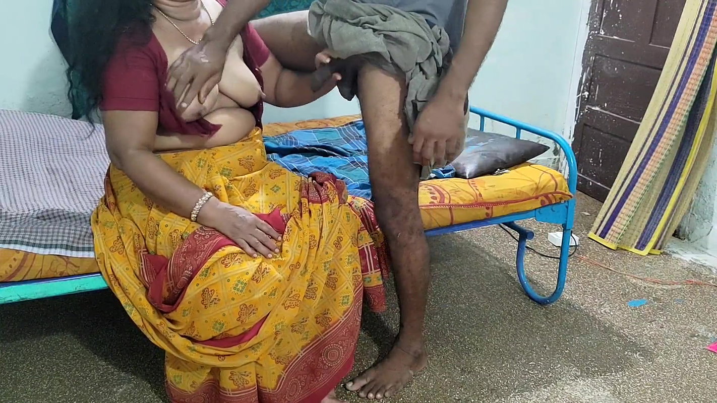 Young Man has sex with Desi Aunty