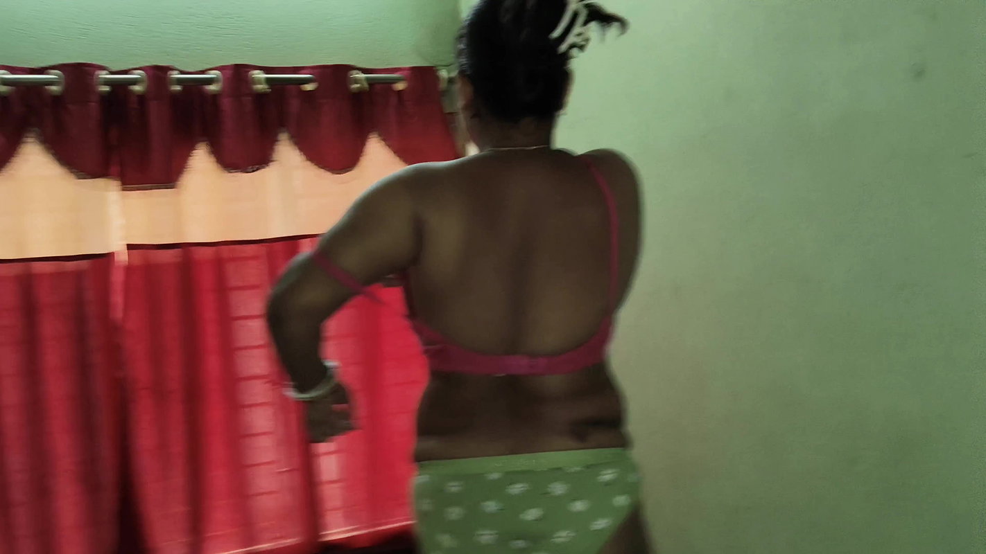 Desi bhabhi showing her full body, she is so sexy and hot