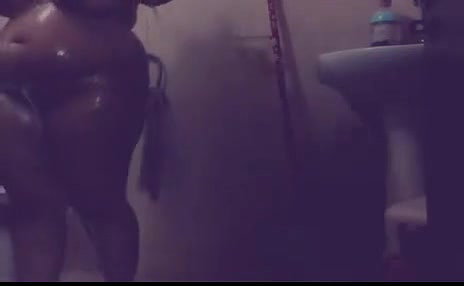 desi fat aunty bathing