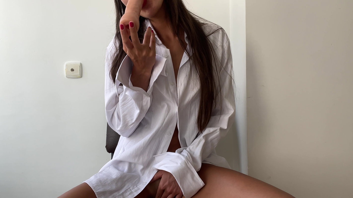 I caress the dick and fuck myself