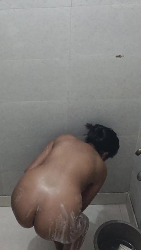 Sexy bhabi bathing bigboobs big ass bath