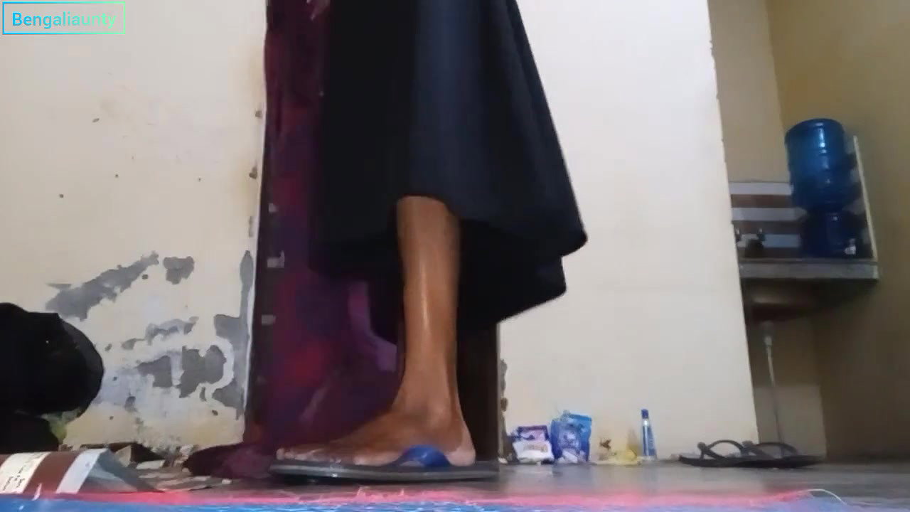 Bengali aunty kapda dho rahi thi chut dikha kar