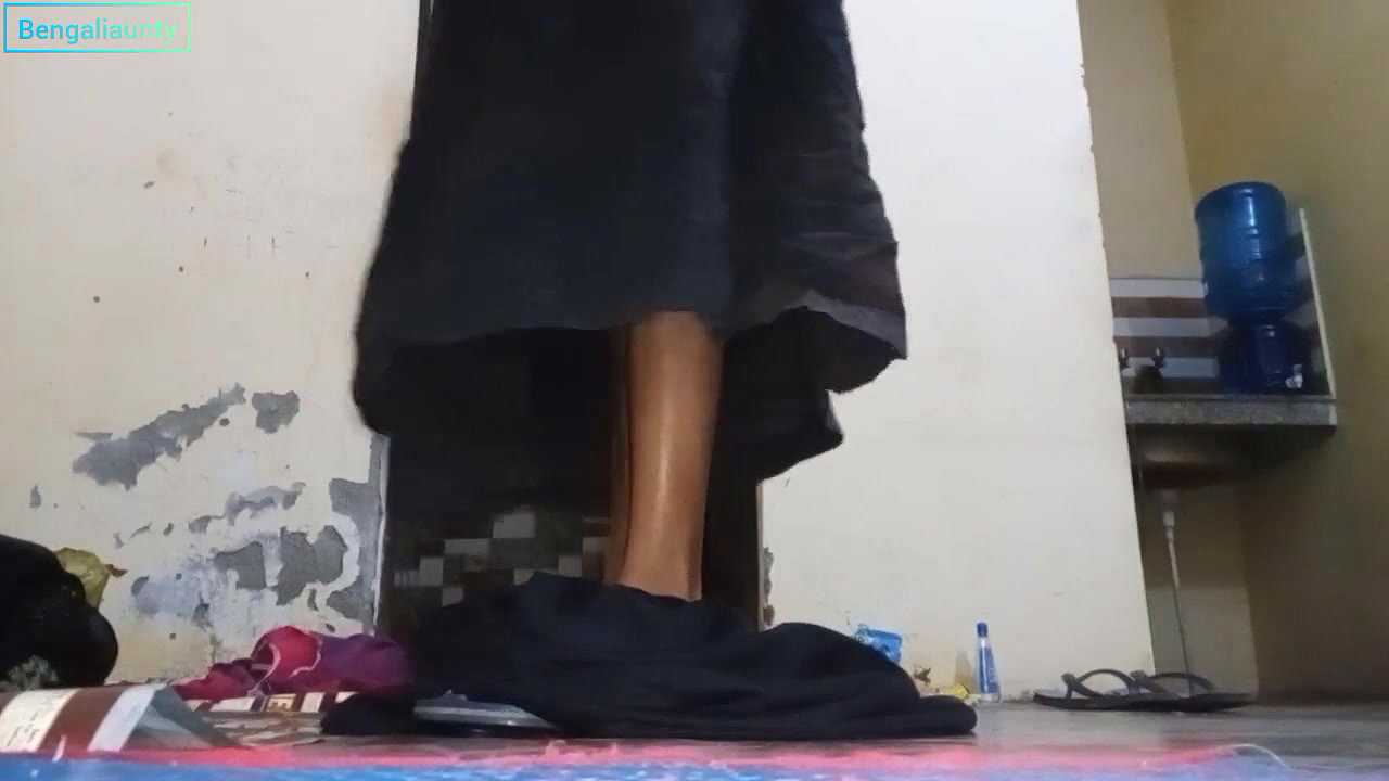 Bengali aunty kapda dho rahi thi chut dikha kar