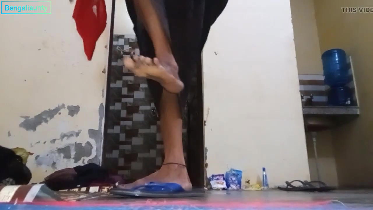 Bengali aunty kapda dho rahi thi chut dikha kar