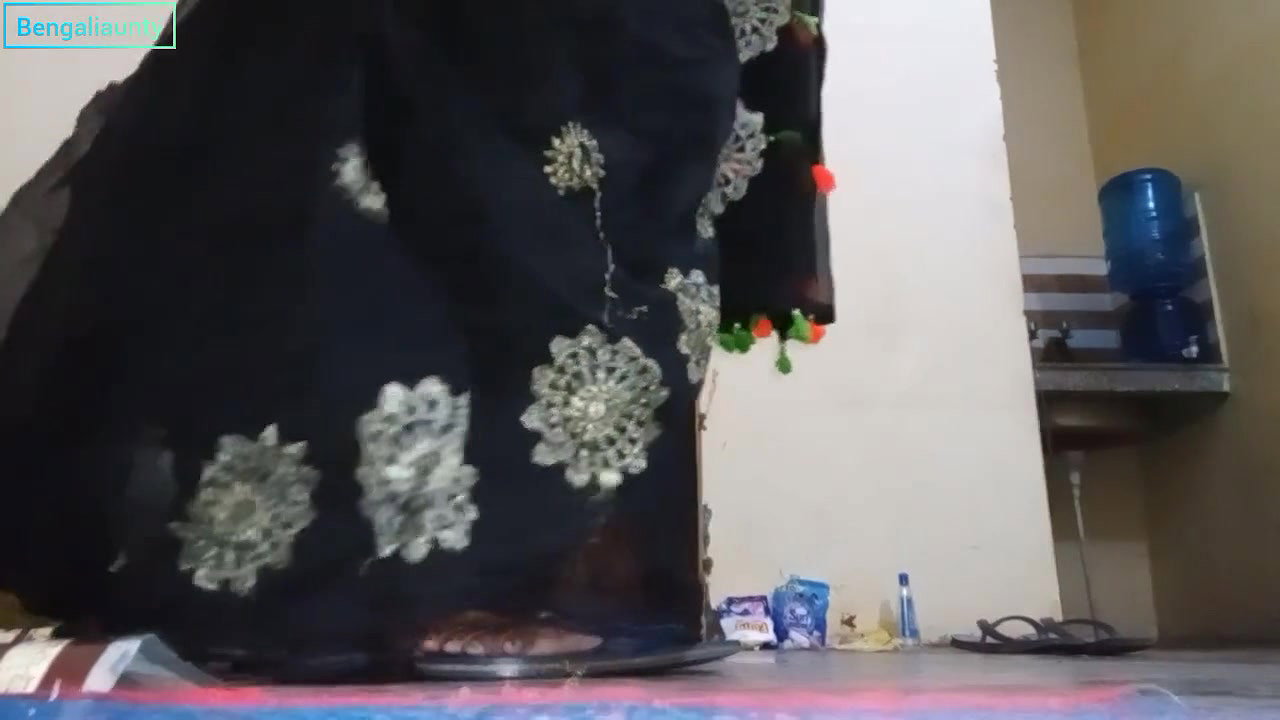 Bengali aunty kapda dho rahi thi chut dikha kar
