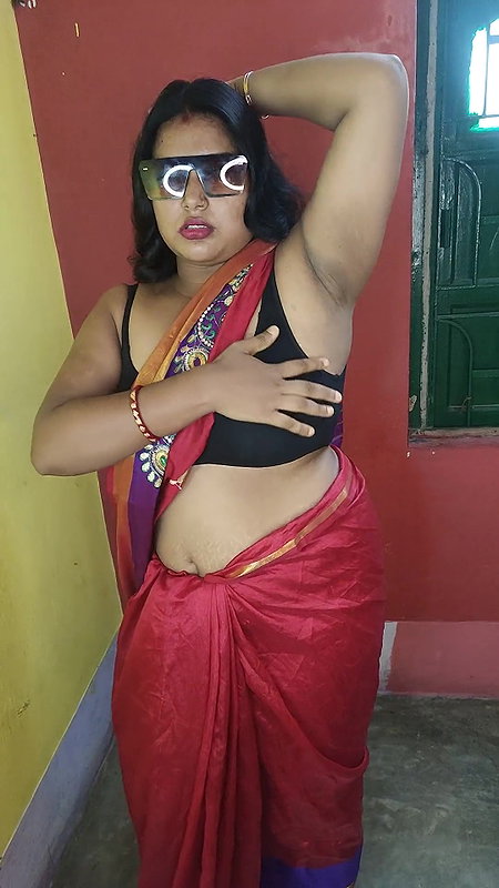 Horny Indian gorgeous mom showing her armpit and playing with her pussy closeup