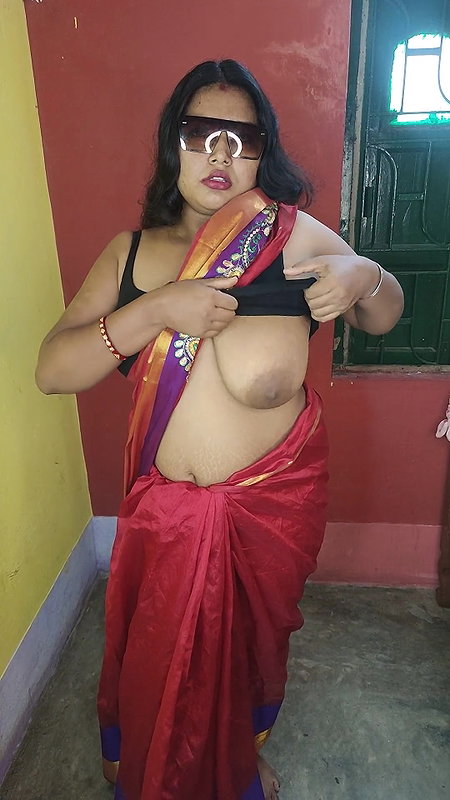 Horny Indian gorgeous mom showing her armpit and playing with her pussy closeup