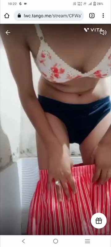 Sexy girl comes out to gf